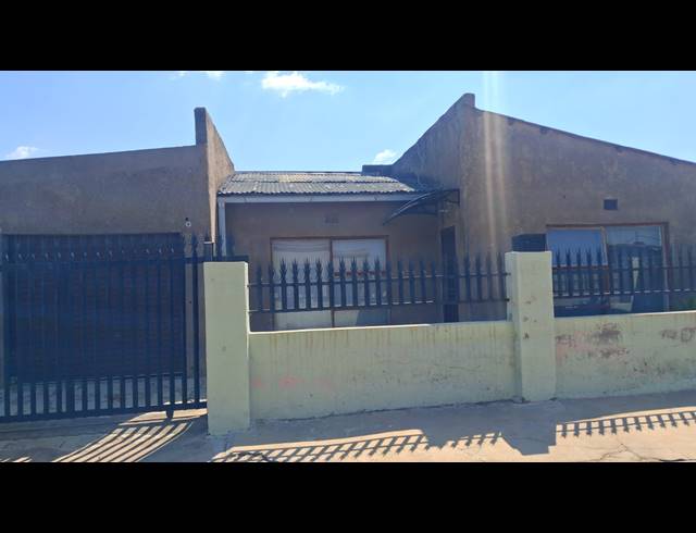 6 BEDROOM HOUSE FOR SALE IN TSAKANE EXT 12